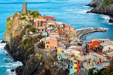 Colorful village of Vernazza on dramatic coastal cliffs, Cinque Terre, italian Riviera, Italy