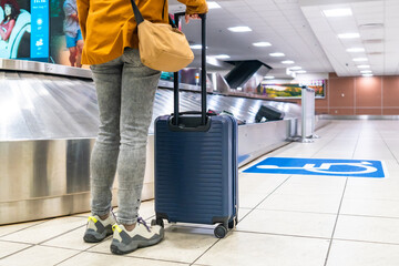 Tourist waiting for luggage at airport baggage claim carousel © unai