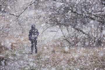 Naklejka premium a blurred human silhouette during a snowstorm