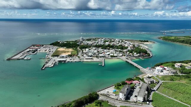日中の光に包まれた奥武島と海の空撮
