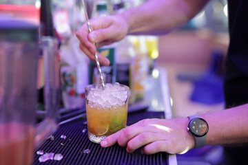 Barkeeper mixt einen Cocktail