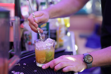 Barkeeper mixt einen Cocktail