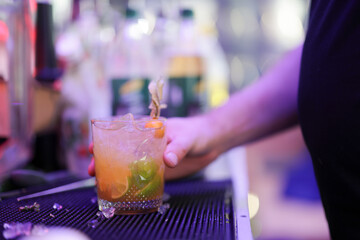 Barkeeper mixt einen Cocktail