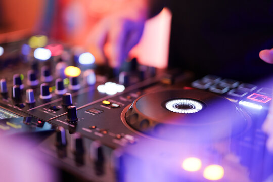 Hand eines DJs am Mischpult