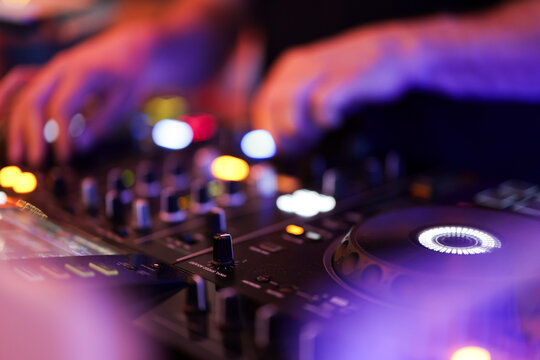 Hand eines DJs am Mischpult