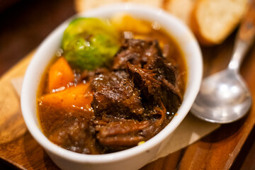 牛肉の赤ワイン煮込み