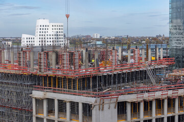 Bauarbeiter arbeiten auf einer Baustelle