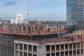 Bauarbeiter arbeiten auf einer Baustelle