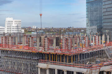 Bauarbeiter arbeiten auf einer Baustelle