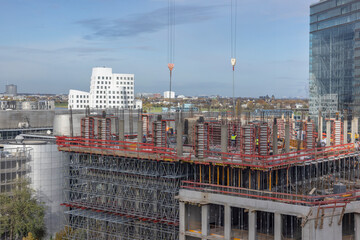 Bauarbeiter arbeiten auf einer Baustelle