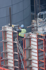 Bauarbeiter arbeiten auf einer Baustelle