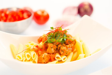 Nudeln mit Tomatensauce und Salsiccia