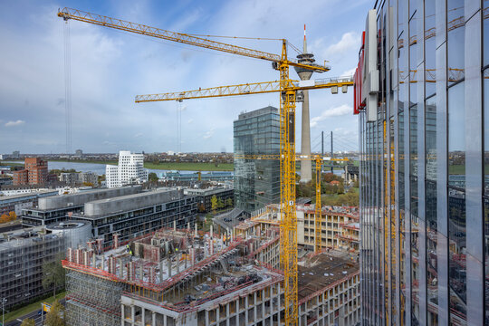 Bauarbeiter arbeiten auf einer Gro&szlig;baustelle an einem B&uuml;rogeb&auml;ude