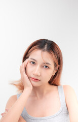Obraz premium Beautiful young Asian woman with clear healthy skin and natural makeup posing for beauty and skincare concept on white background.