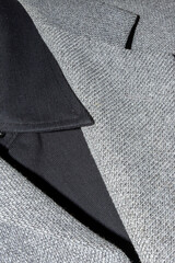 Chaqueta gris y camisa negra