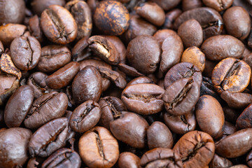 Closeup of dark roasted beans, Intense aromatic profile of glossy espresso beans captured in detail, Vivid depiction of oily espresso beans with rich aroma for marketing use