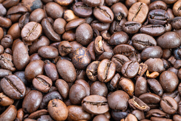 Close up glossy coffee beans for packaging mockup, rich textures and reflective oil spots, clean background, ideal for premium label design, ecommerce and menu visuals