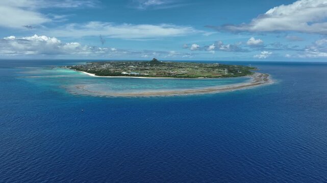 伊江島全景 - 沖縄の碧い海に浮かぶ美しき島