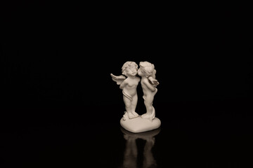 The image shows a marble statue of lovers.