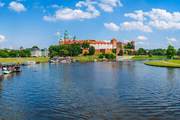 Obraz premium Krakow, Poland: Wawel castle and the Vistula river waterfront