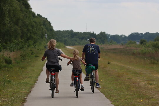 Radfahrer im Moor Bargerveen an der niederl&auml;ndischen Grenze bei Meppen im Emsland _ Familienausflug