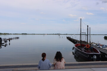 Zwei Frauen genie&szlig;en den Blick &uuml;ber den D&uuml;mmer See in D&uuml;mmerlohhausen bei ruhiger Abendstimmung- D&uuml;mmer See, Niedersachsen, Deutschland