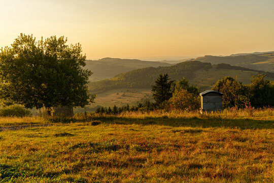 Blick vom Kreuzberg in die Rh&ouml;nlandschaft im Abendlicht, Biosph&auml;renreservat Rh&ouml;n, Unterfranken, Franken, Bayern, Deutschland