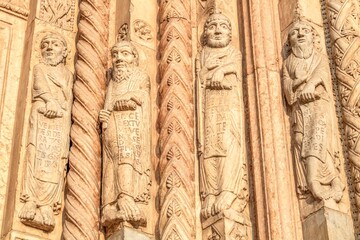 verona, italien - romanische gewändefiguren der propheten am hauptportal der kathedrale