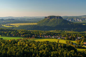 Blick vom Gohrichstein am Abend zum Lilienstein in der Sächsische Schweiz, Stadt Königstein an der Elbe, Landkreis Sächsische Schweiz-Osterzgebirge, Sachsen, Deutschland © dina