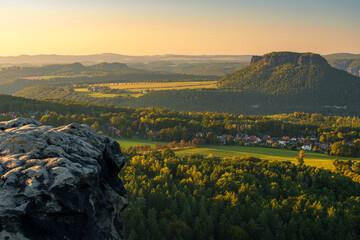 Blick vom Gohrichstein am Abend zum Lilienstein in der Sächsische Schweiz, Stadt Königstein an der Elbe, Landkreis Sächsische Schweiz-Osterzgebirge, Sachsen, Deutschland © dina