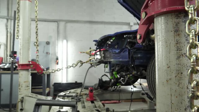  Slipway for Repair of Damaged Car Straightens Car Body After Accident with Heavy Duty Chains
