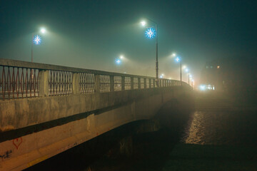 Night scene of a street bridge in a foggy atmosphere