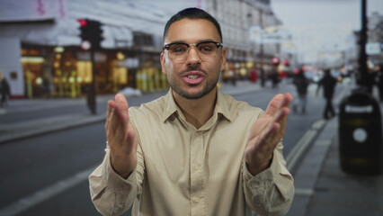 Naklejka premium Man blowing a kiss to the camera with visible hand gesture on a bustling crowded urban street; affection.