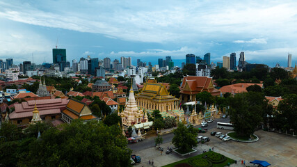 Obraz premium Aerial view of Phnom Penh Cityscape at the sunset, Cambodia