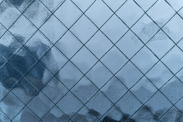 光を受けてきらめく金色格子パターン