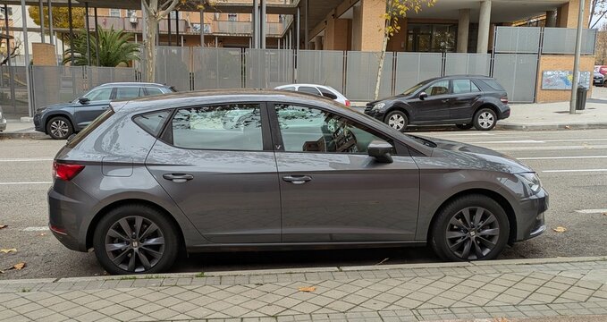 Vista lateral de un autom&oacute;vil Seat Le&oacute;n aparcado en una calle de Madrid, Espa&ntilde;a, 7 de diciembre de 2025