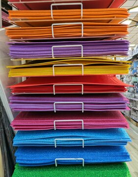 Expositor de tienda con l&aacute;minas de espuma EVA en varios colores y texturas para manualidades y proyectos de bricolaje.
