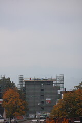 Obraz premium Large building with scaffolding on it is being constructed