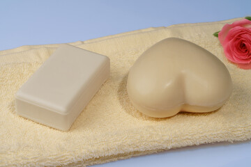 deux savonnettes pr&eacute;sent&eacute;es sur serviette
