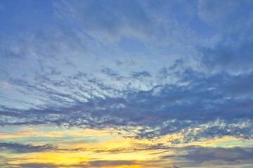 Obraz premium New Zealand Sky Replacement Yellow Behind Grey Clouds