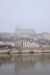 Fototapeta premium Cathédrale cacher par le brouillard de la ville