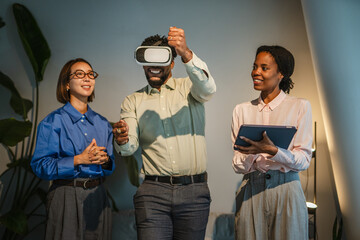 Business people exploring virtual reality and explore technology future
