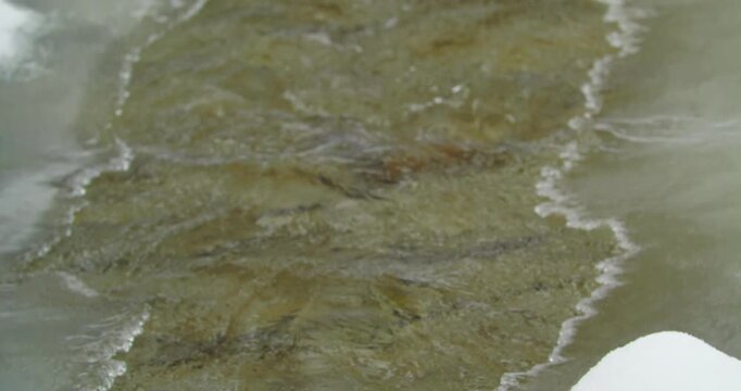 Ruisseau glac&eacute; en hiver dans la neige