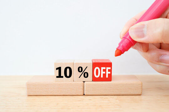 10％OFFを示す木製ブロックの割引セールイメージ。