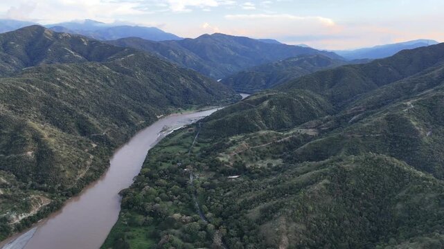 Video A&eacute;reo realizado con drone, en la cuenca del R&iacute;o Cauca, cerca al municipio de Santa Fe de Antioquia