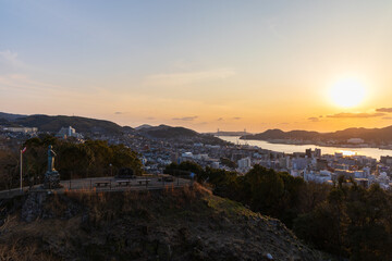 Fototapeta premium 日本の都市風景 長崎県長崎市 風頭公園展望台の夕暮れ