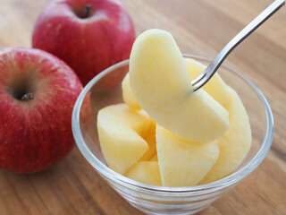 ガラスの器に盛ったカットしたりんご