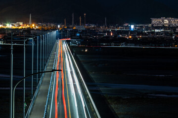 夜景と山並みが織り成す光跡の都市風景
