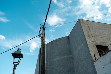 Urban building architecture with power lines and street lamp