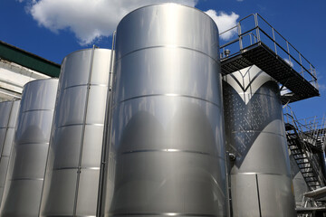 Large stainless steel tanks for industrial liquid storage